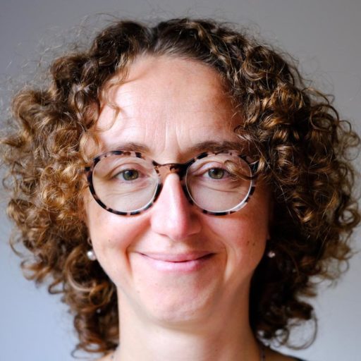 Visage femme frisée lunettes